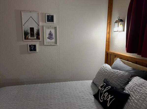 1 bedroom, WiFi, bed sheets - Studio On Lake Superior near Whitefish Point and Tahquamenon Falls (Paradise)