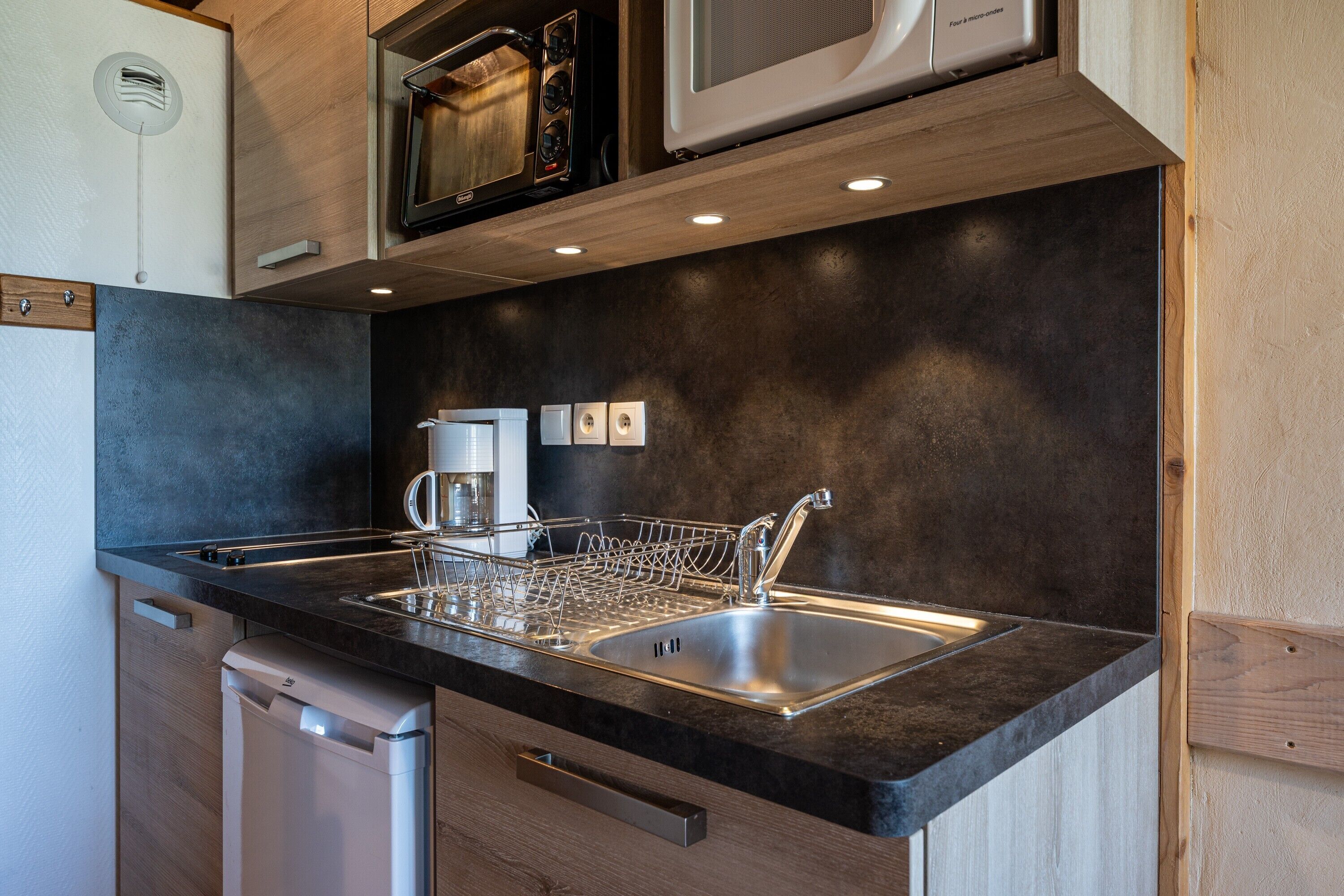 Køleskab, mikrobølgeovn, ovn, kogeplade