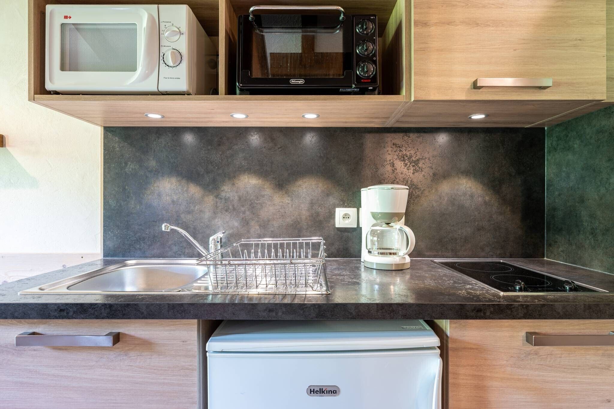 Coffee/tea maker, fridge, microwave, oven