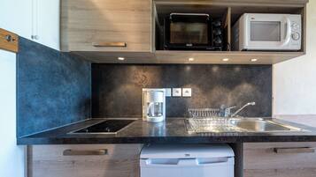 Kjøleskap, mikrobølgeovn, ovn og kokeplater