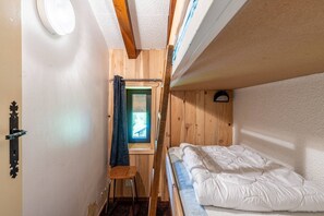 Iron/ironing board, WiFi (free)