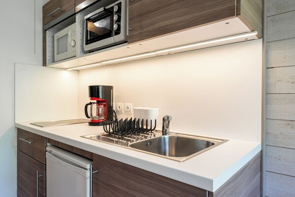 Refrigerador, microondas, horno y parrilla de estufa 