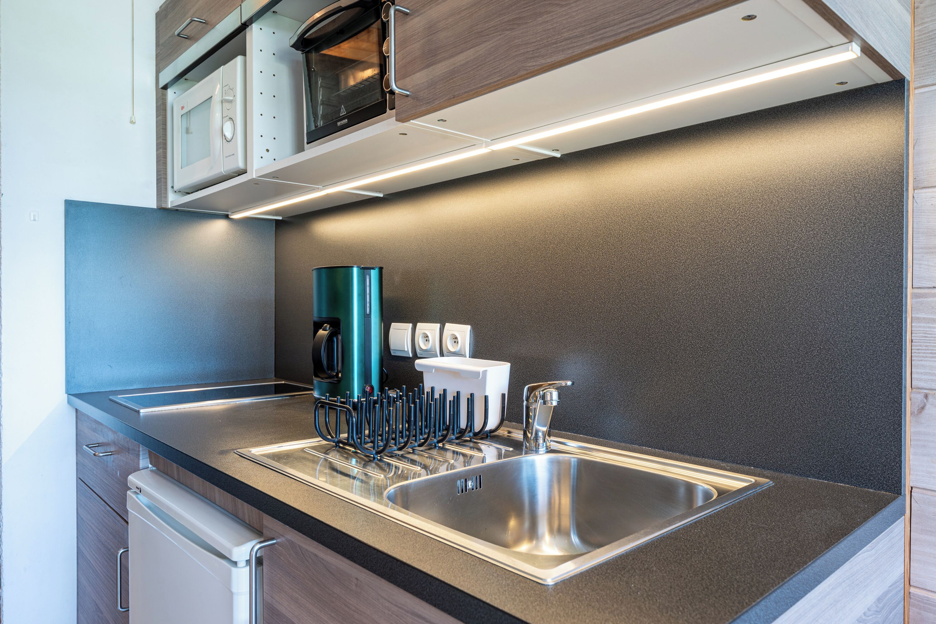 Kühlschrank, Mikrowelle, Ofen, Herdplatte