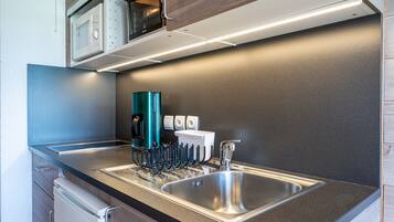 Køleskab, mikrobølgeovn, ovn, kogeplade