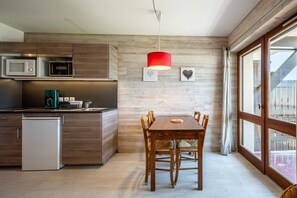 Dining - Studio Apartment '13 - L'Étale' with Mountain View, Shared Garden and Wi-Fi (Cohennoz)