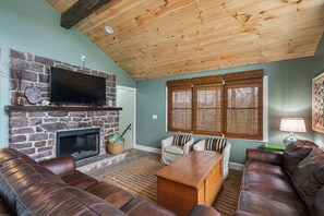 Smart-TV, Kamin, Bücher