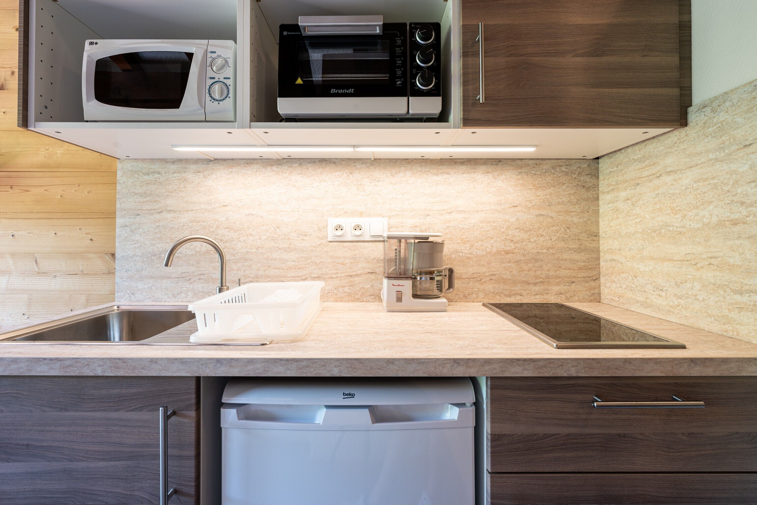 Refrigerador, microondas, horno y parrilla de estufa 