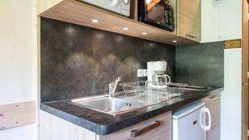 Køleskab, mikrobølgeovn, kogeplade, kaffe-/temaskine