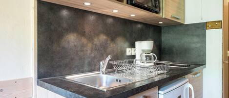 Frigorífico, microondas, placa de cocina y cafetera o tetera