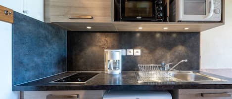 Wasserkocher mit Kaffee-/Teezubehör, Kühlschrank, Mikrowelle, Herdplatte