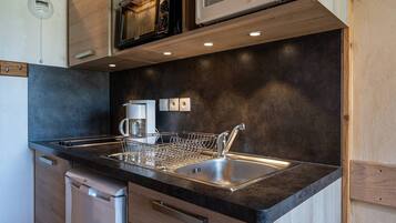 Coffee/tea maker, fridge, microwave, stovetop
