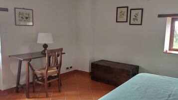 2 habitaciones, tabla de planchar con plancha y ropa de cama