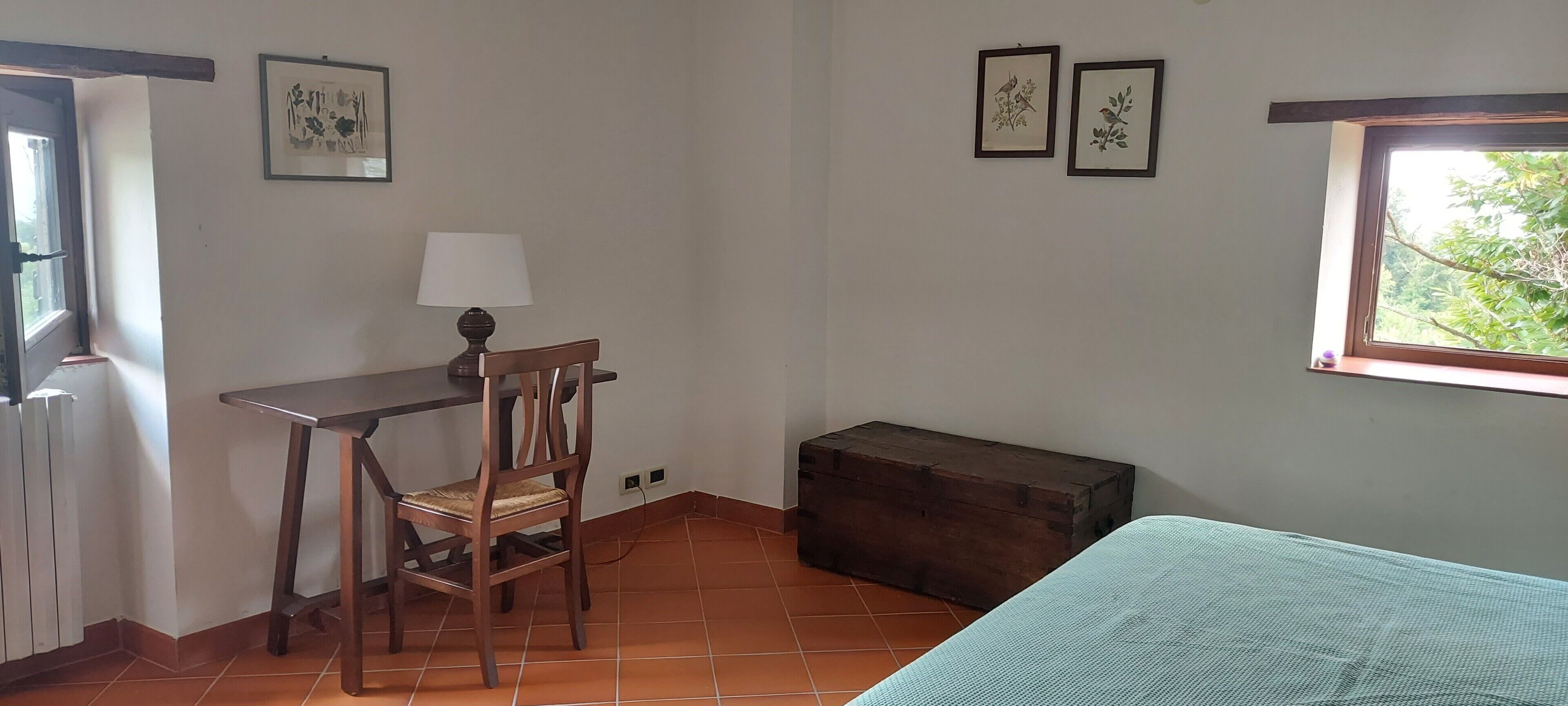 2 dormitorios, tabla de planchar con plancha, ropa de cama