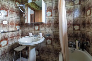 Shower, hair dryer, towels - Holiday Home 'As Neveiras' with Mountain Views, Private Garden and Wi-Fi (FIXO -FORCAREY-)