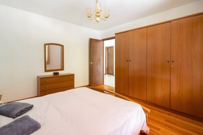 5 bedrooms, iron/ironing board, free WiFi, bed sheets