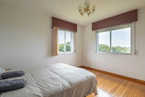 5 bedrooms, iron/ironing board, free WiFi, bed sheets - Holiday Home 'As Neveiras' with Mountain Views, Private Garden & Wi-Fi (FIXO -FORCAREY-)