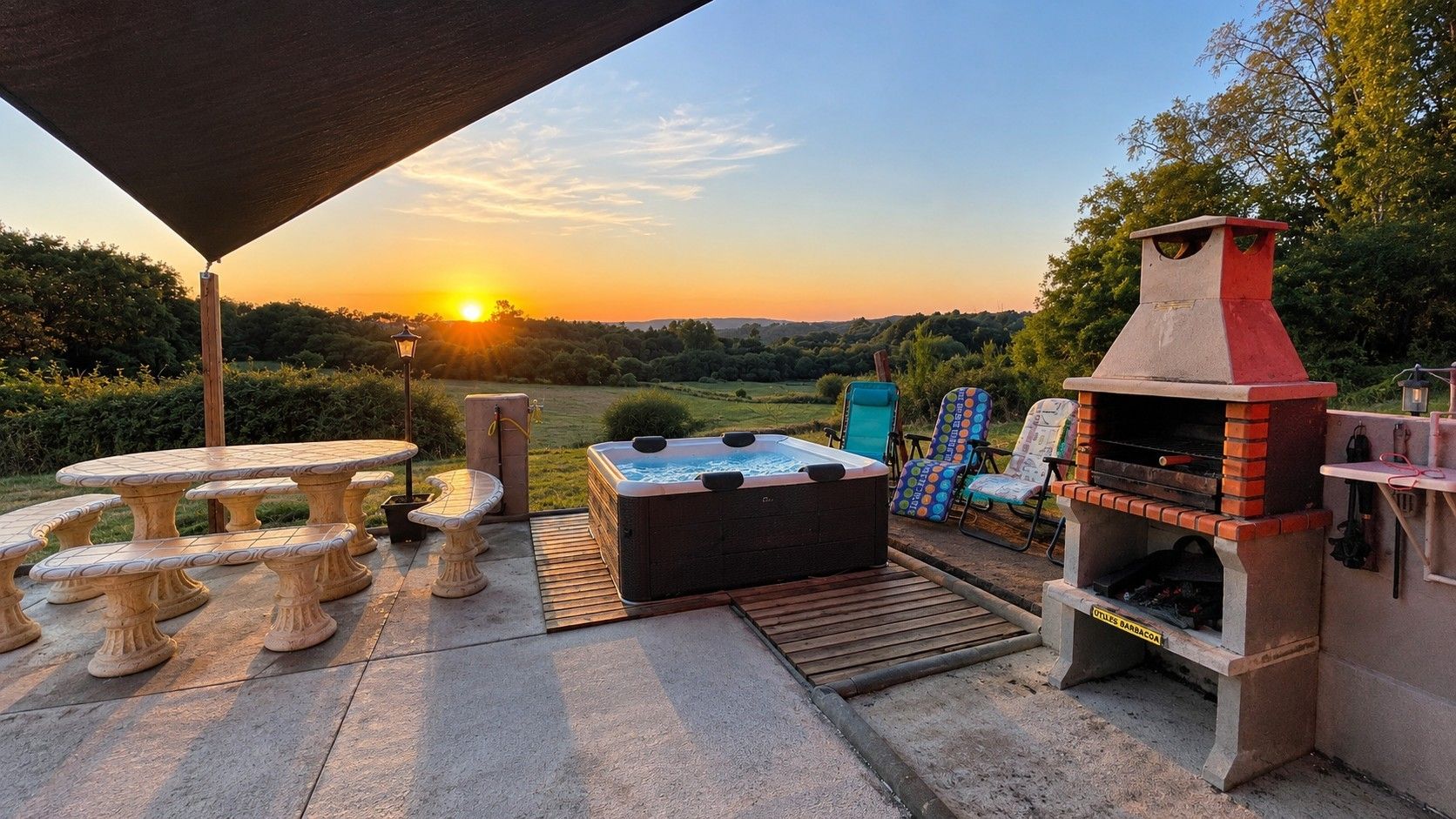 Une terrasse extérieure dotée d’un jacuzzi, d’un espace salon et d’un barbecue.