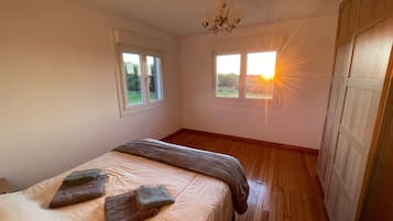 5 Schlafzimmer, Bügeleisen/Bügelbrett, kostenloses WLAN, Bettwäsche