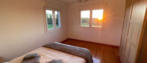 5 bedrooms, iron/ironing board, free WiFi, bed sheets