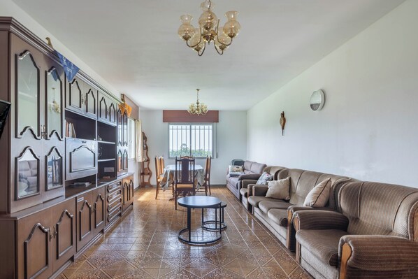 TV, fireplace - Holiday Home 'As Neveiras' with Mountain Views, Private Garden & Wi-Fi (FIXO -FORCAREY-)