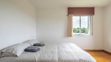 5 bedrooms, iron/ironing board, free WiFi, bed sheets