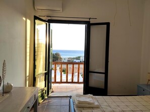 2 bedrooms, iron/ironing board, free WiFi, bed sheets - Apartment 'Serenity Beach House' with Sea View, Wi-Fi and Air Conditioning (??d???)