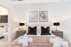 5 bedrooms, iron/ironing board, travel crib, free WiFi - The Old Dairy: A Stunning Detached Rural Retreat (Crudwell)