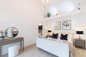 5 bedrooms, iron/ironing board, travel crib, free WiFi - The Old Dairy: A Stunning Detached Rural Retreat (Crudwell)