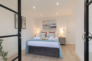 5 habitaciones, tabla de planchar con plancha y cuna de viaje