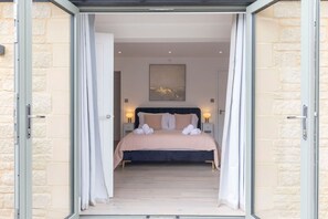 5 habitaciones, escritorio y tabla de planchar con plancha