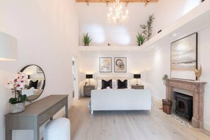 5 bedrooms, desk, iron/ironing board, travel cot