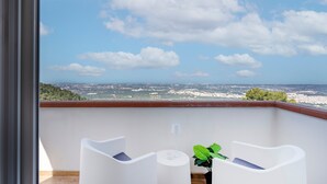 A balcony with a view of the sea and cityscape. - Holiday Home 'Angel Suite 2' with Balcony, Wi-Fi and Air Conditioning (Selva di Fasano)
