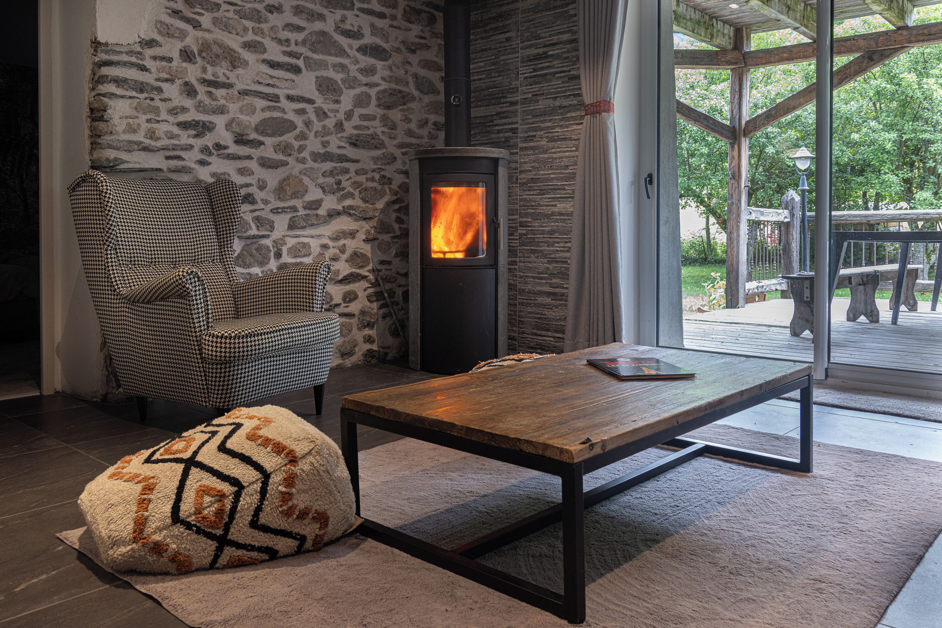 電視、壁爐、DVD 播放機、音響