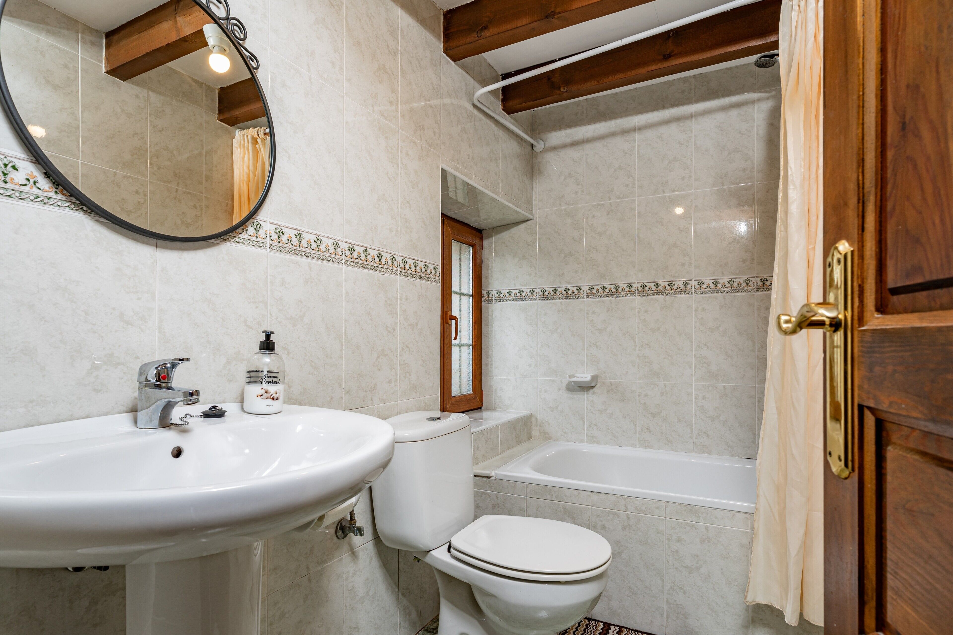 Une salle de bain avec un lavabo, des toilettes et une baignoire.