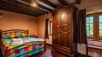 Un dormitorio con una cama de madera, un armario grande y un ventanal con vistas.