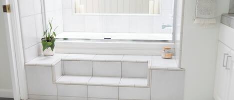 Douche, sèche-cheveux, serviettes fournies, savon
