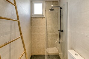 Douche, sĂšche-cheveux, serviettes fournies
