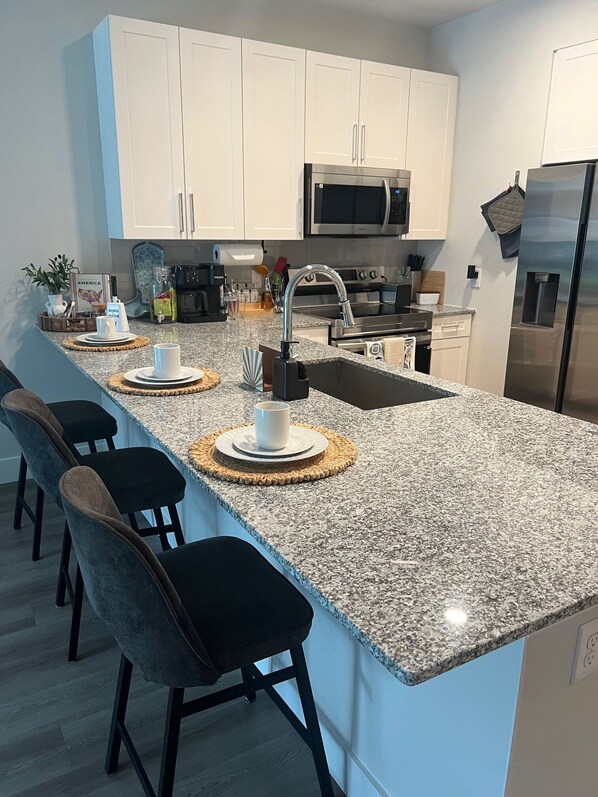 Microwave, oven, stovetop, dishwasher - Brand New Modern Corporate Rental in Eado (Houston)