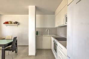 Fridge, microwave, oven, stovetop - Apartment with Large Private Terrace near the Sea – Ground Floor (L'Escala)