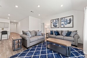 Smart TV - Spacious 4-bedroom house with WiFi, AC in charming Magnolia (Magnolia)