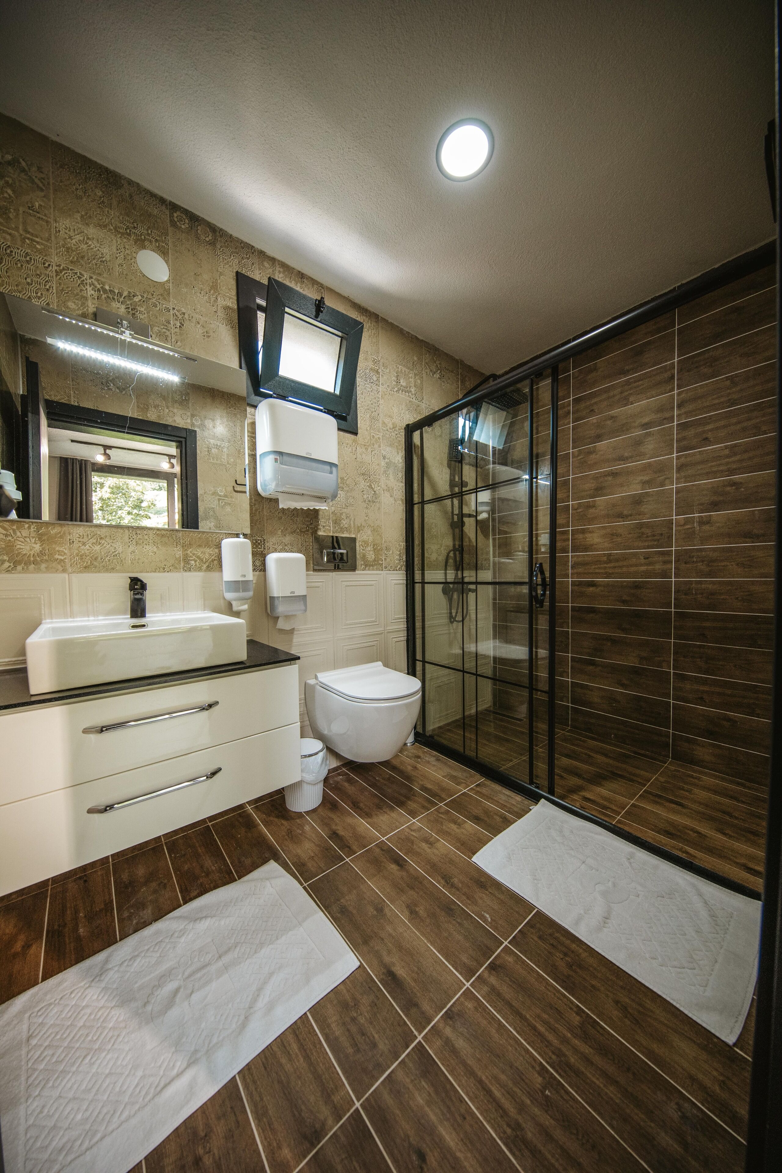 Hårføner, håndklær, såpe og toalettpapir