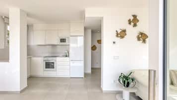 Een koelkast, een magnetron, een oven, een kookplaat