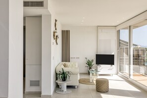 TV - Penthouse with Stunning Sea Views in L’Escala (L'Escala)