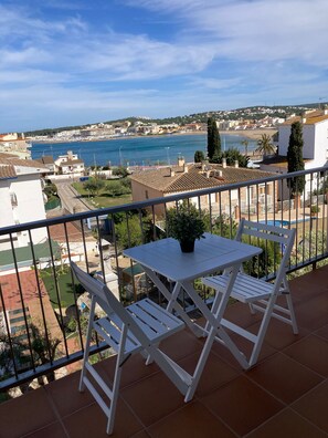 Outdoor dining - Penthouse with Stunning Sea Views in L’Escala (L'Escala)