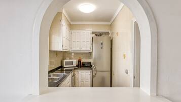 Refrigerador, microondas, horno, placa de cocina