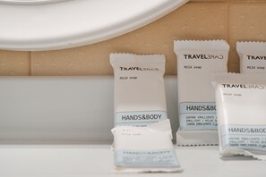 Shower, towels - Bed and Breakfast 'Room No 10' with Sea View, Wi-Fi and Air Conditioning (Kalymnos)