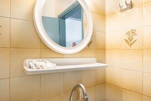 Shower, towels - Bed and Breakfast 'Room No 11' with Sea View, Wi-Fi and Air Conditioning (Kalymnos)