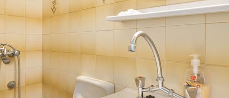 Ein Badezimmer mit Waschbecken, Spiegel und Dusche.