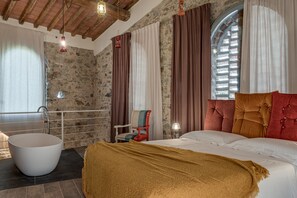 5 bedrooms, iron/ironing board, free WiFi, bed sheets