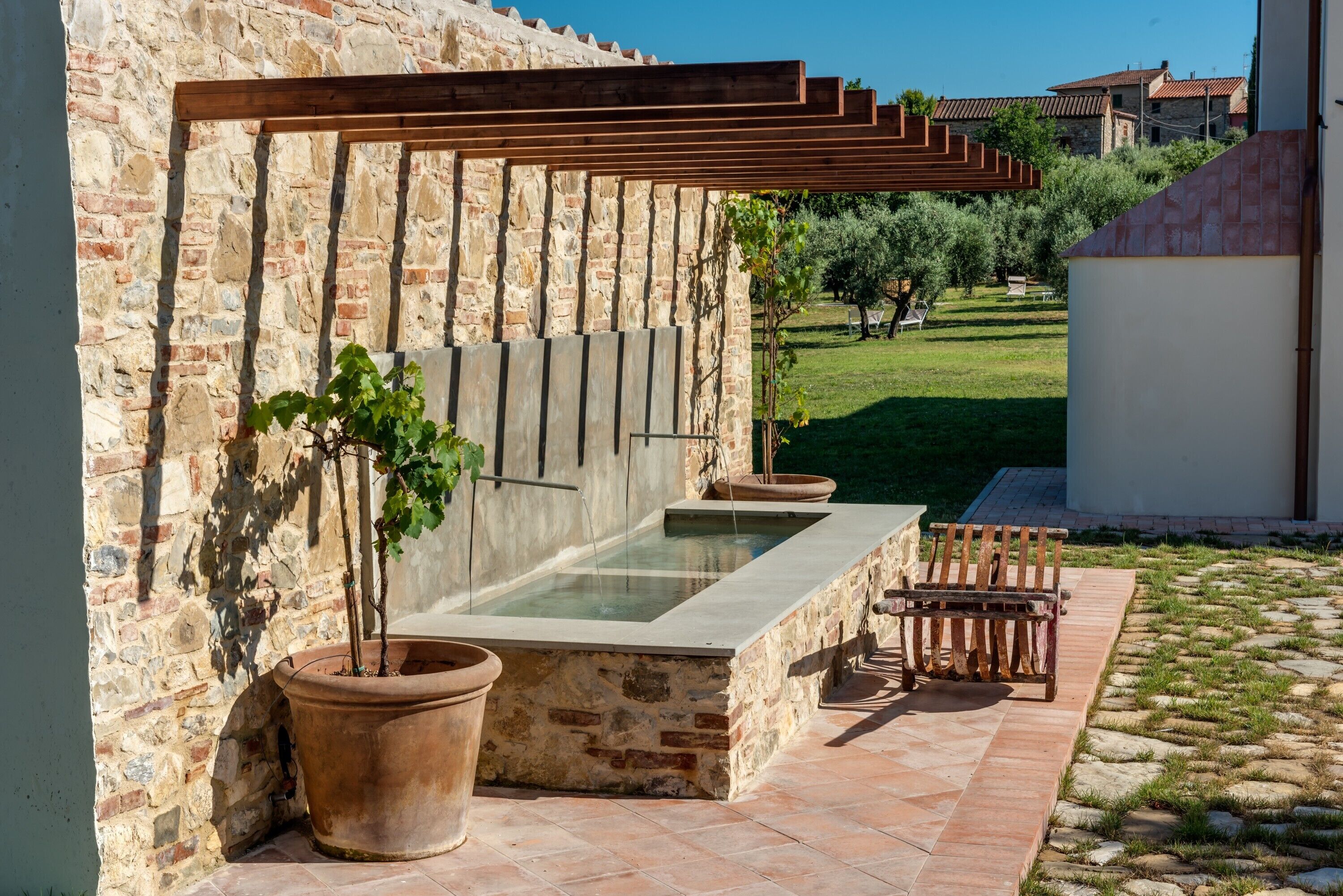 المنطقة المحيطة بالمنشأة